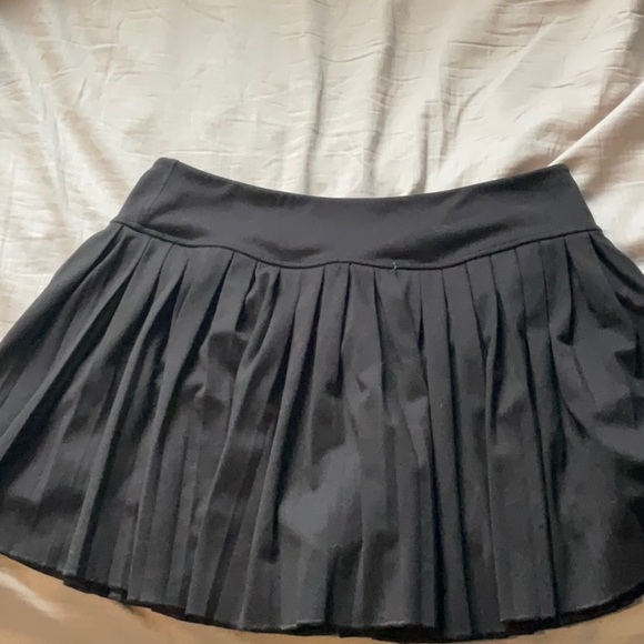 Black, pleated athletic skort from garage - Picture 2 of 4